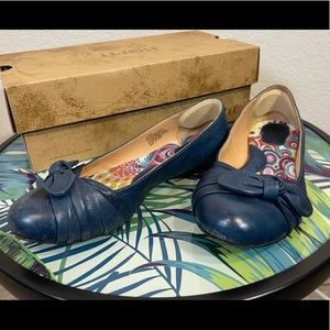 Born Molly flat with bow accent